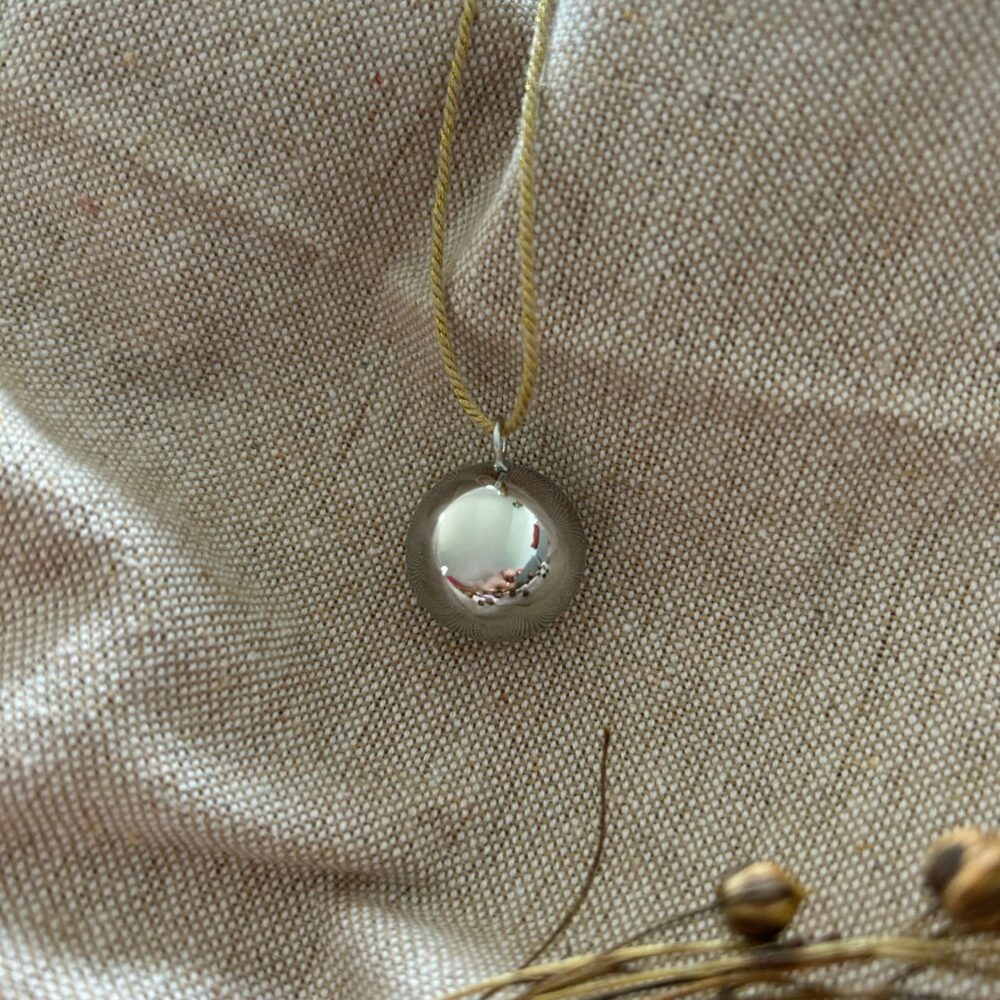 bola de grosses argent avec cordon