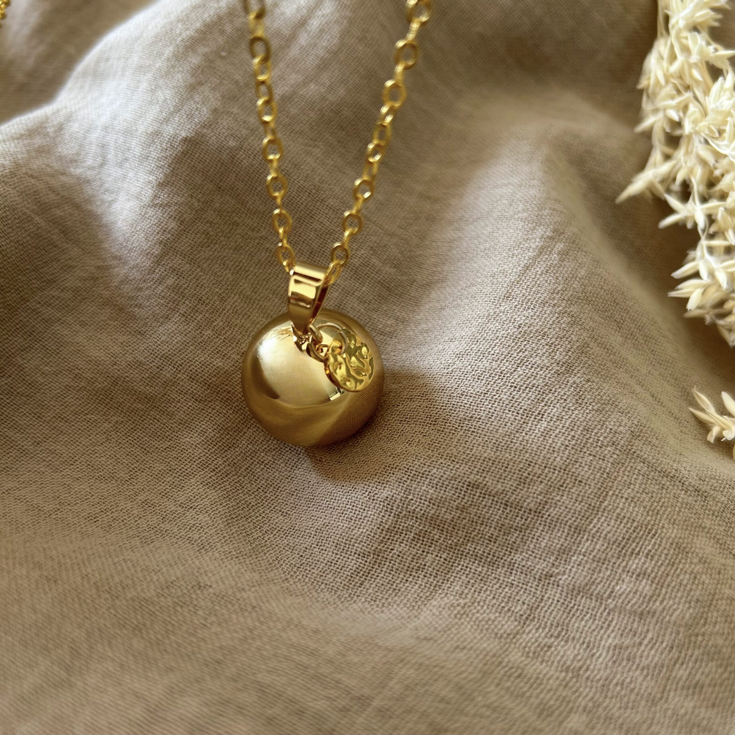 llamador de ángeles de oro Isolde