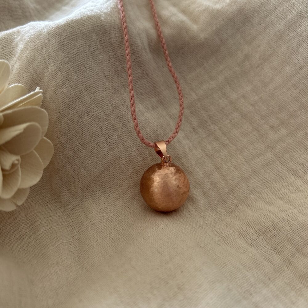 bola de grossesse en or rose avec cordon rose