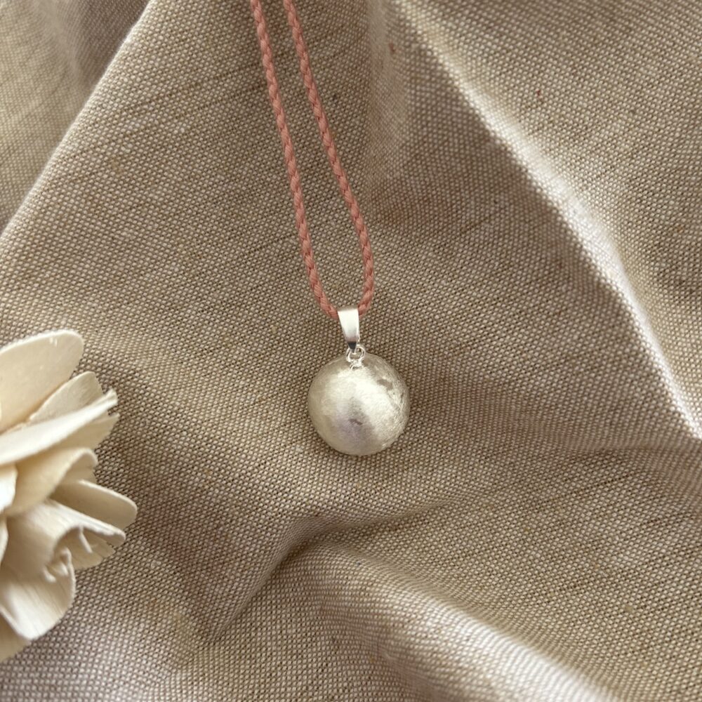 bola de grossesse en argent avec cordon rose