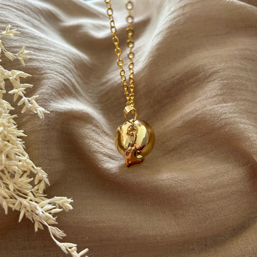 bola de grossesse en or avec chaine et coeur