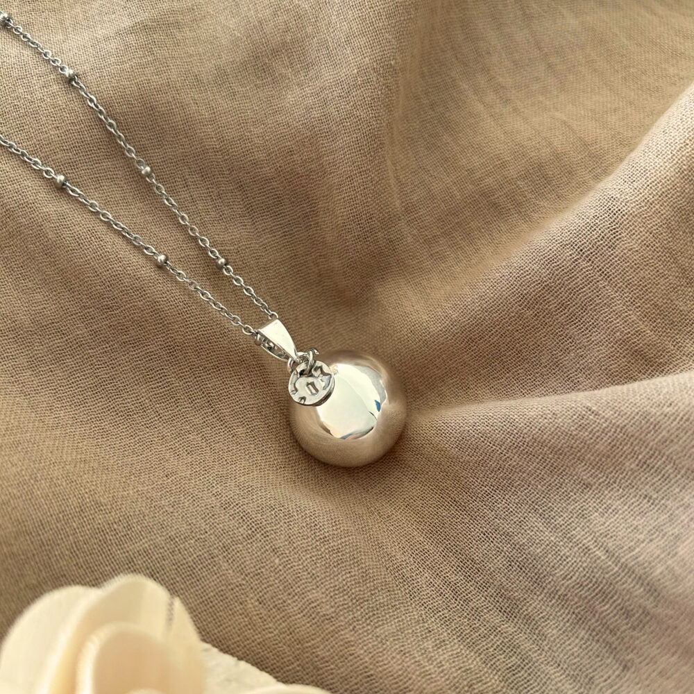 bola de grossesse en argent avec médaille