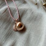 llamador de ángeles de cordón rosa Elya en oro rosa