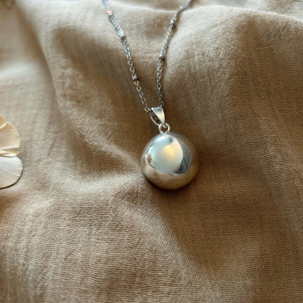 bola en argetn avec une chaine à boules