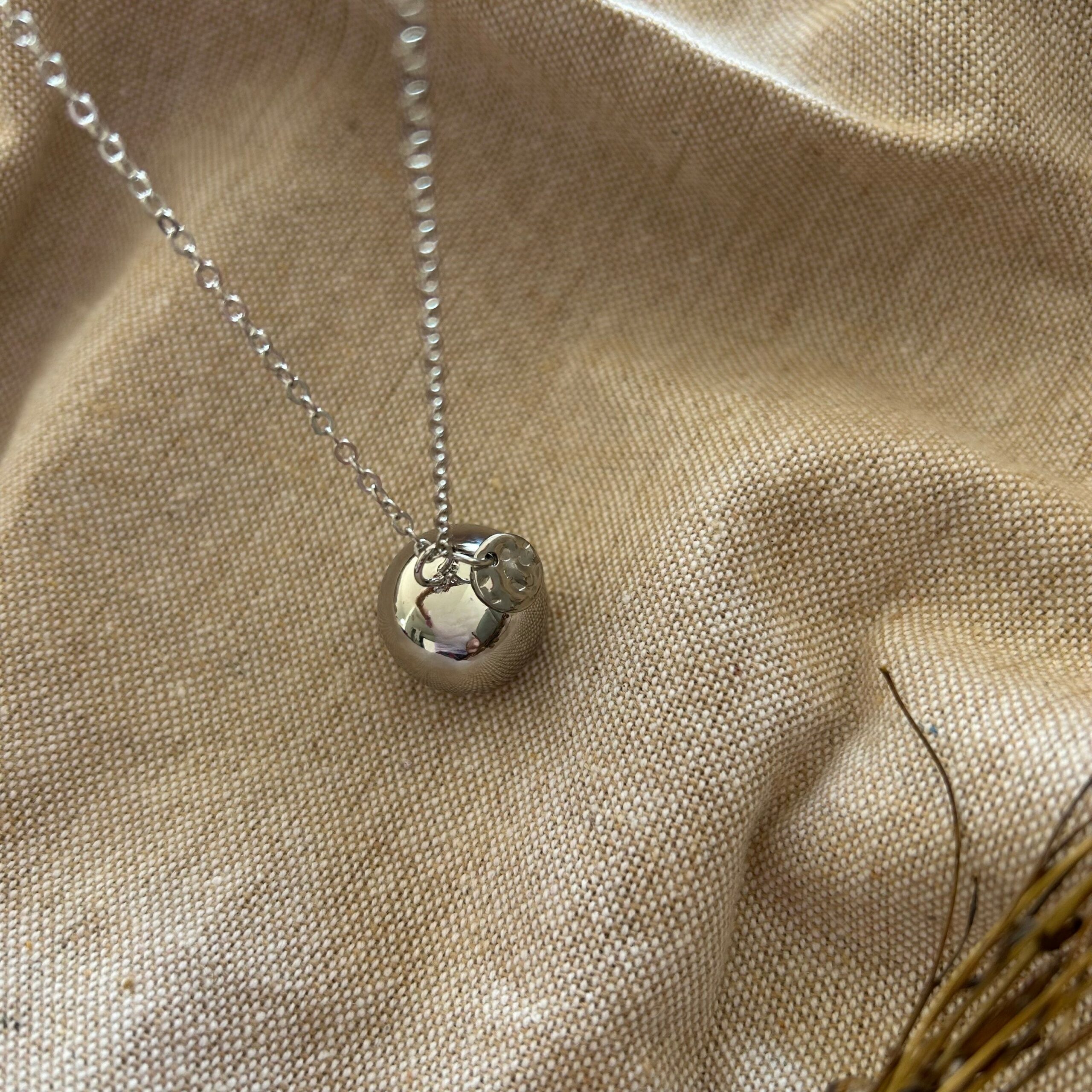 baby bola argent avec médaille