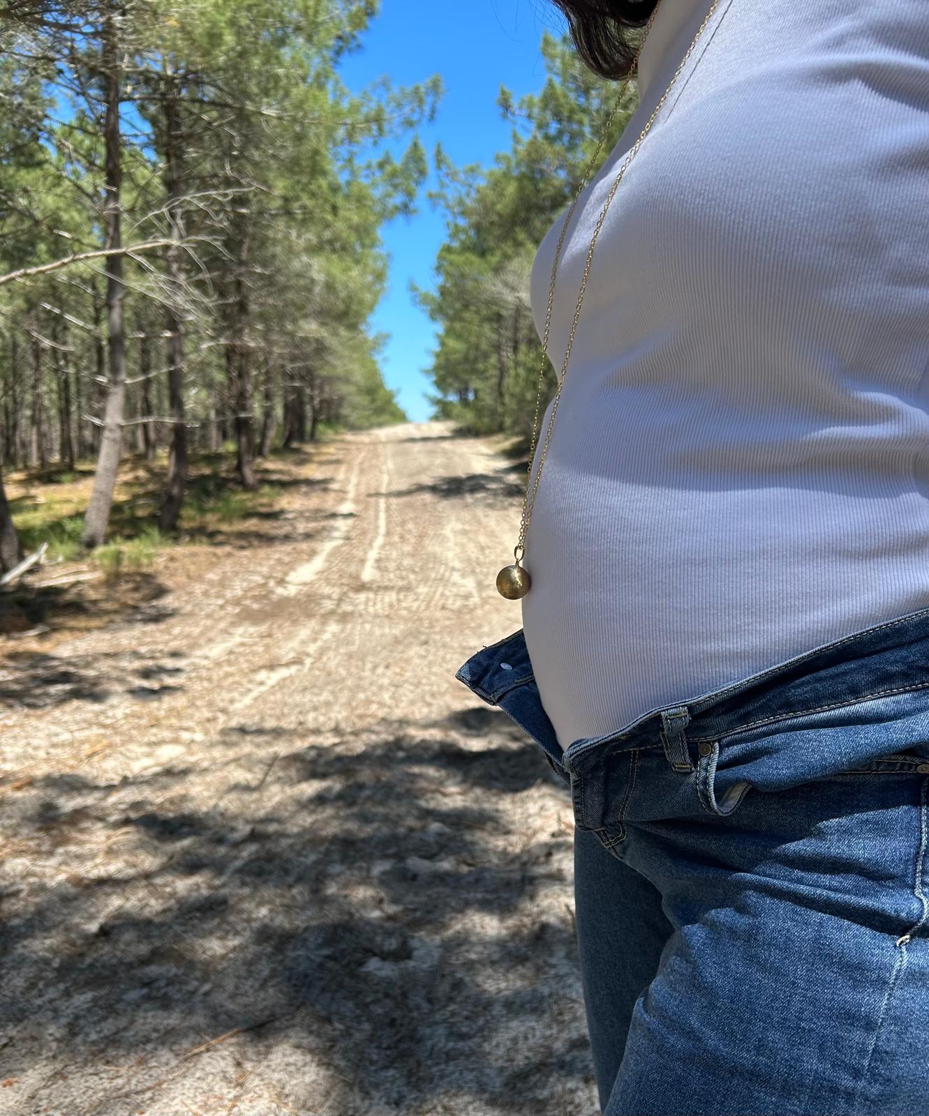 femme avec un bola de grossesse