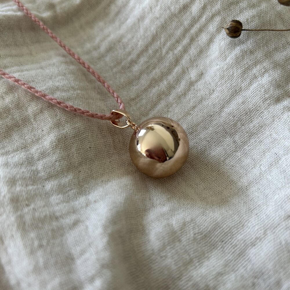bola de grossesse or rose cordon rose