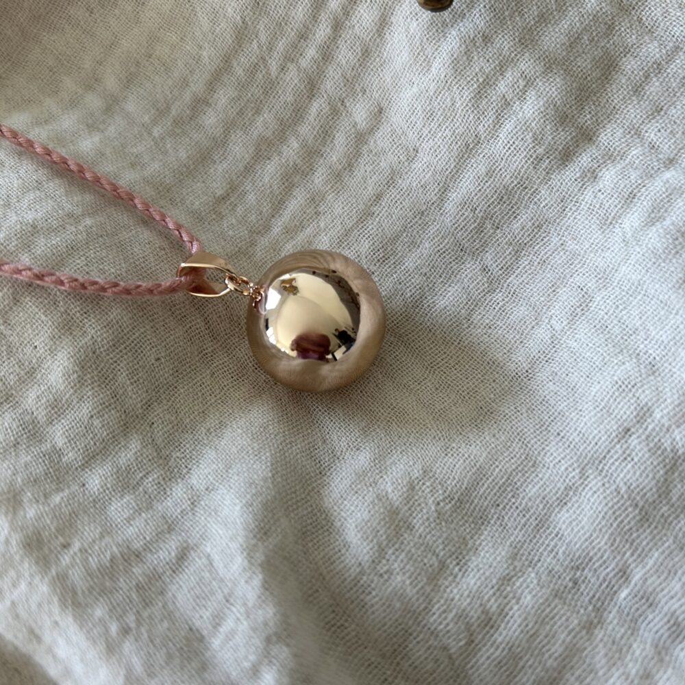 bola de grossesse or rose cordon rose