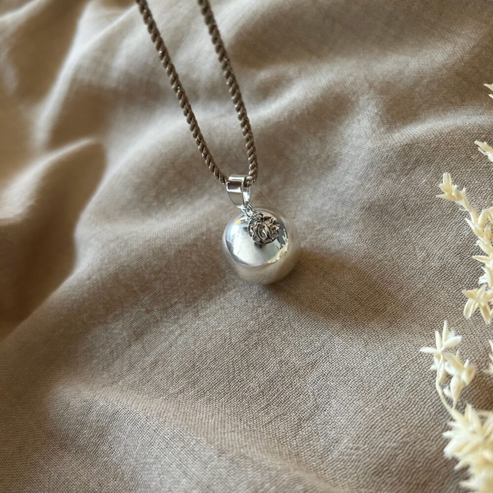 bola en argent avec cordon