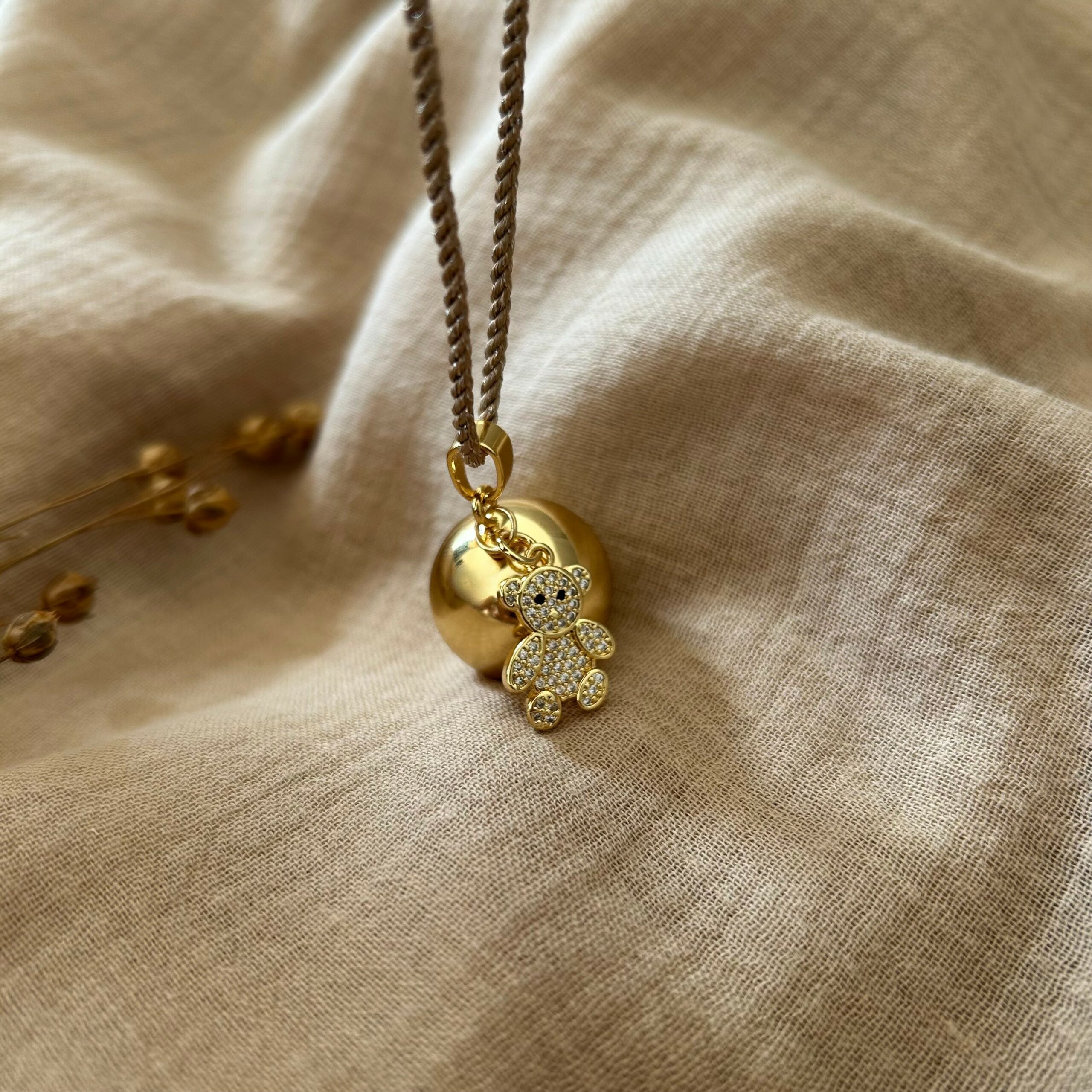 Peluche llamador de ángeles de oro con cordón