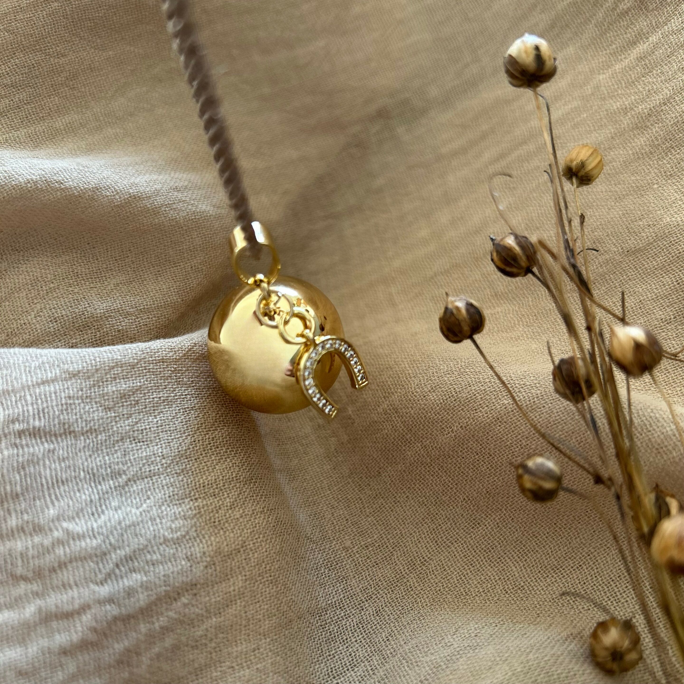 Chiama angeli in oro Calypso con cordino
