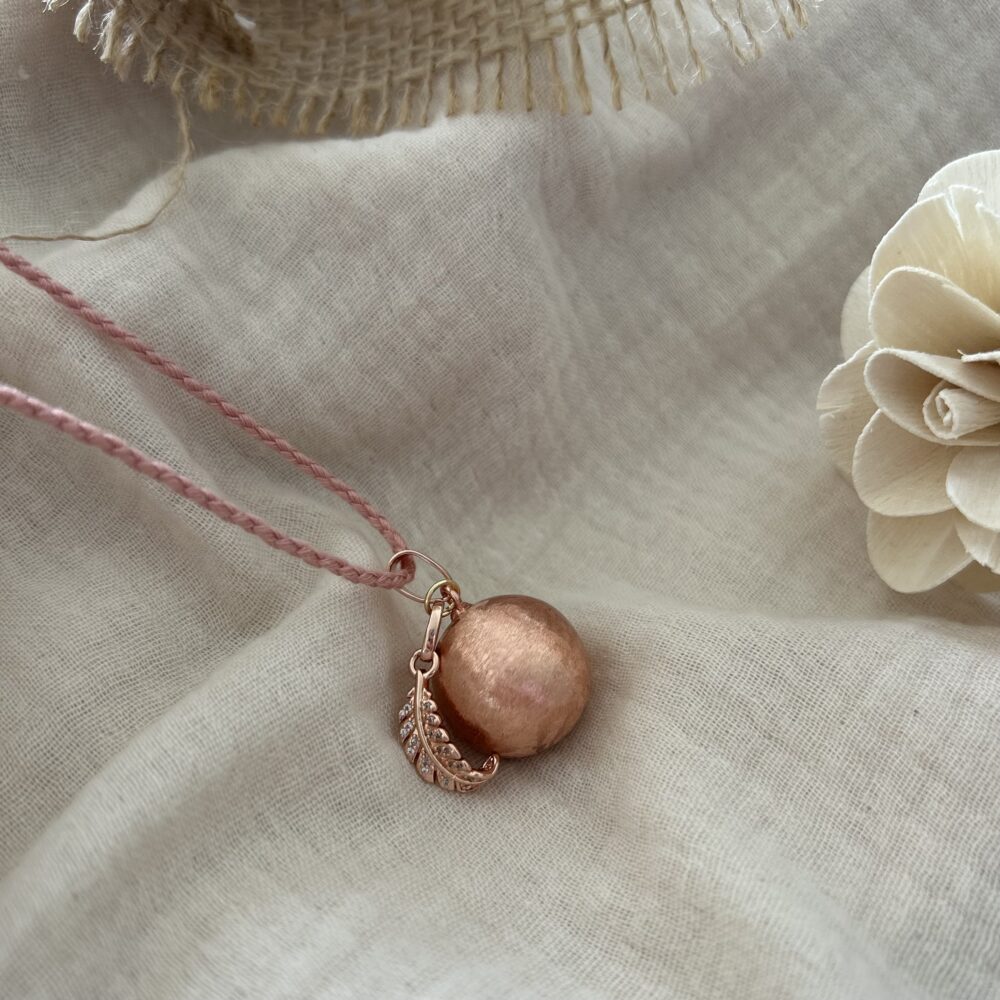 bola de grossesse or rose plume cordon rose
