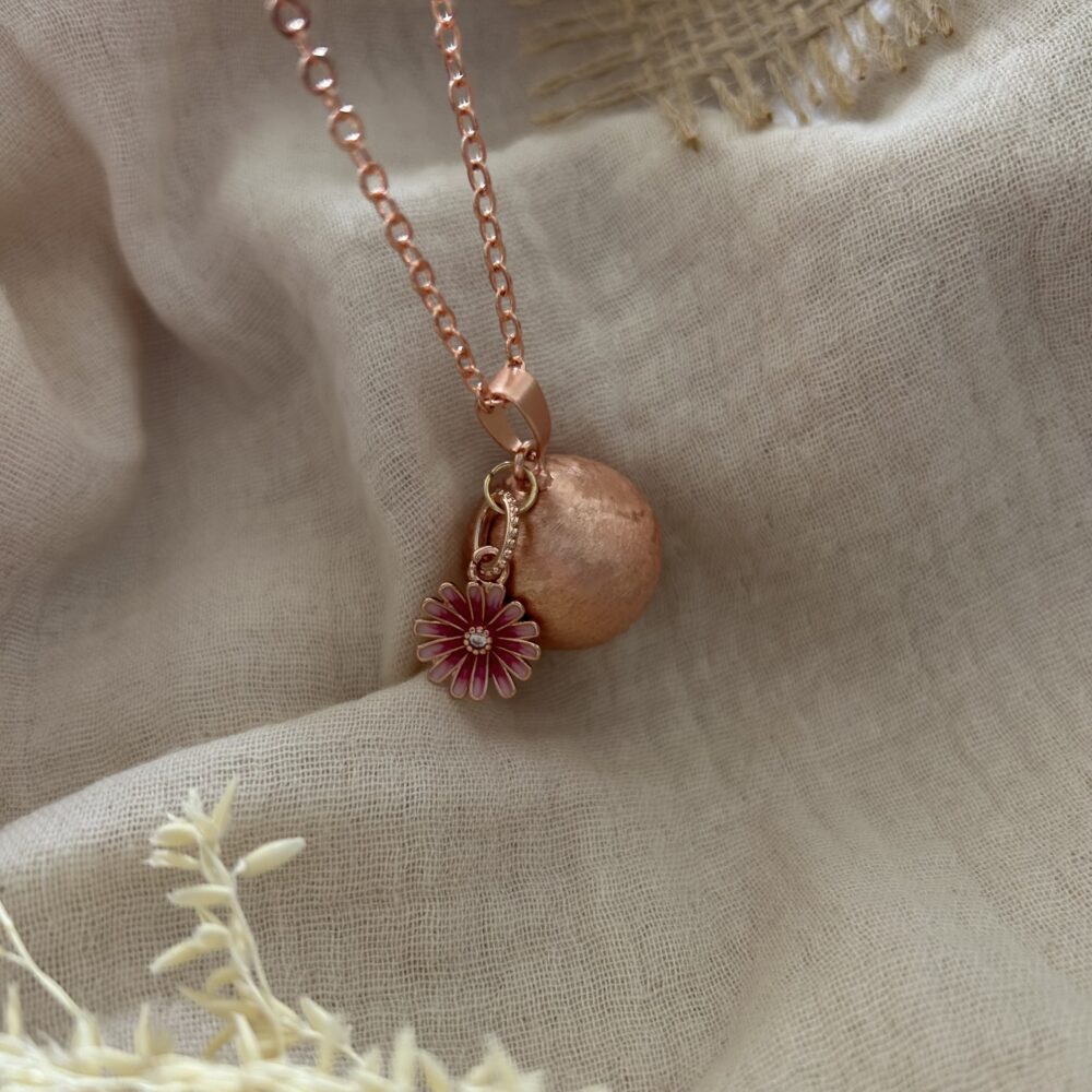 bola de grossesse en or rose breloque fleur