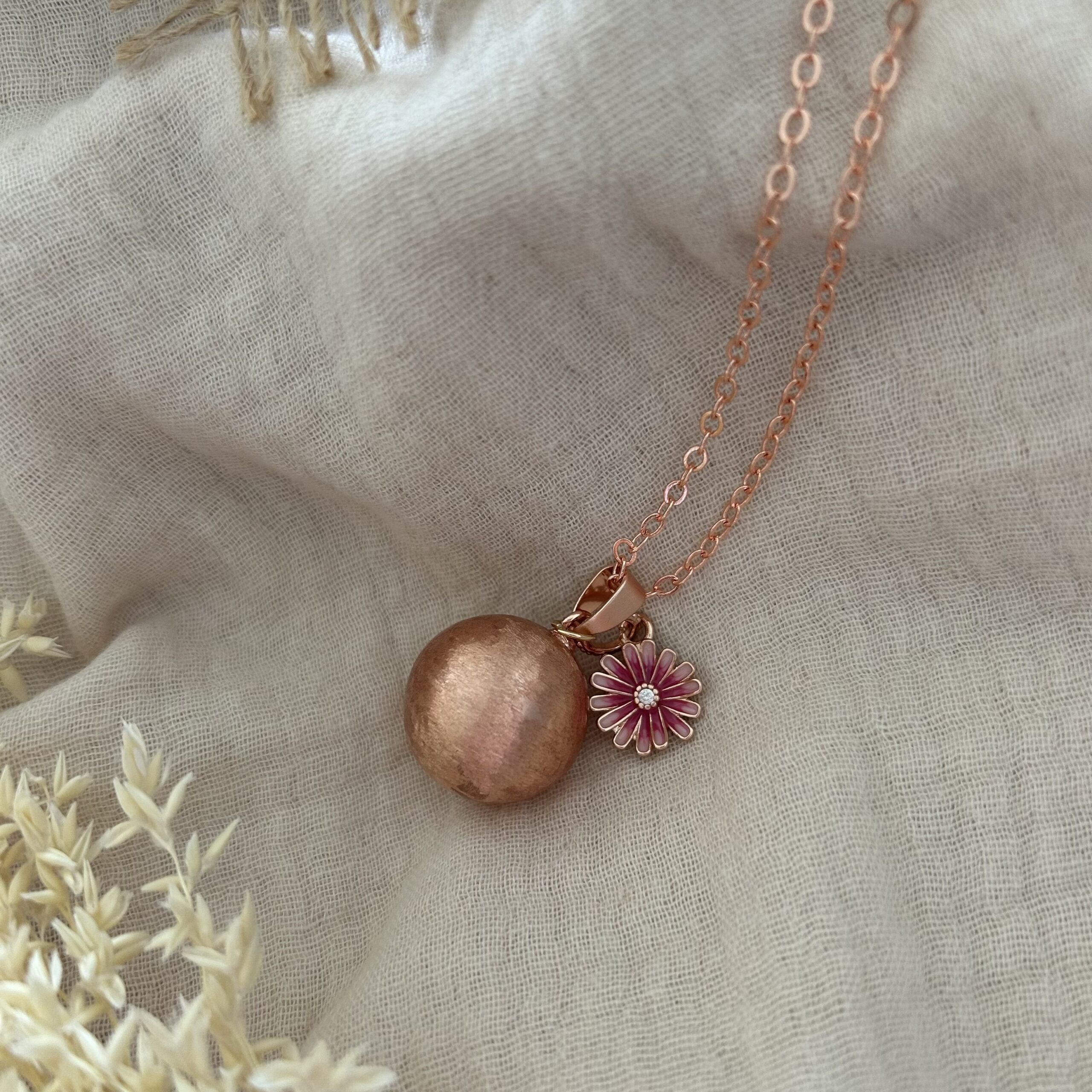bola de grossesse en or rose breloque fleur