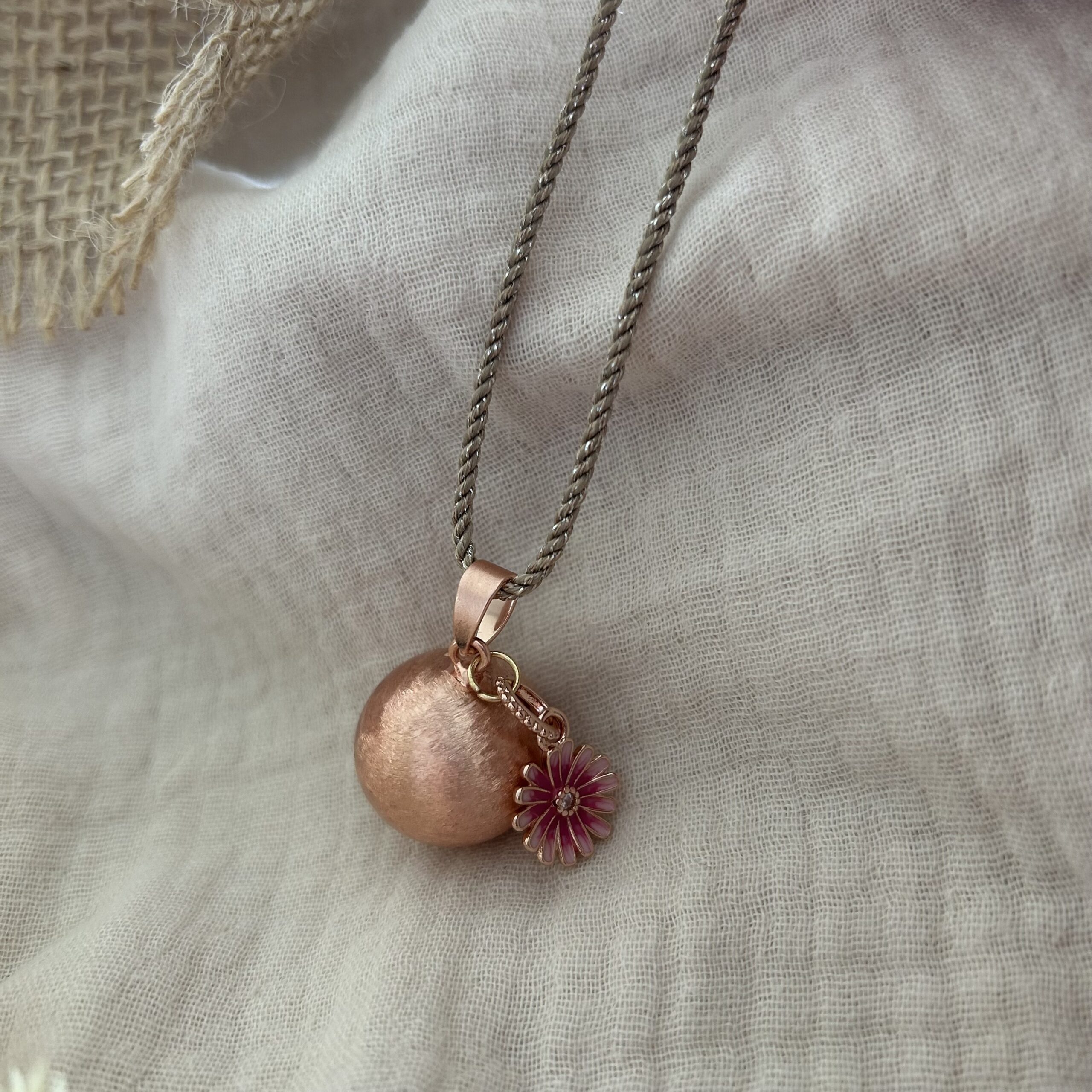 bola de grossesse or rose cordon doré à fleur