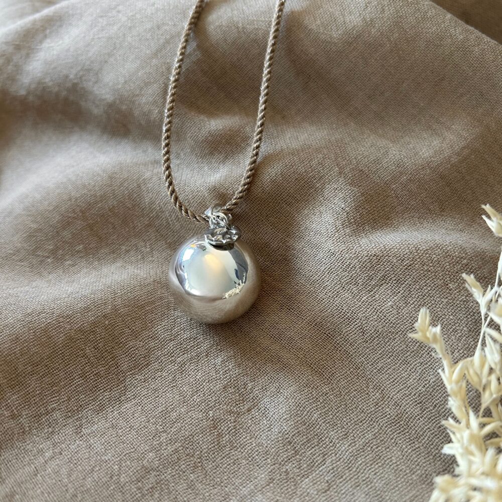 bola en argent avec cordon