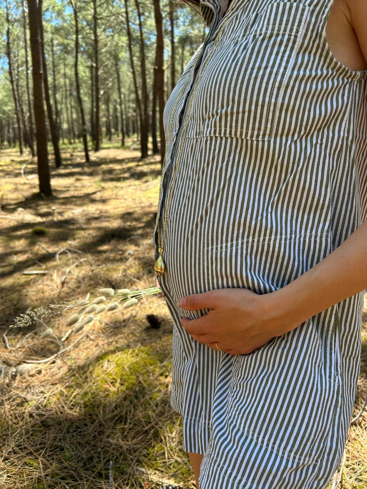 bola de grossesse en or sur une femme enceinte